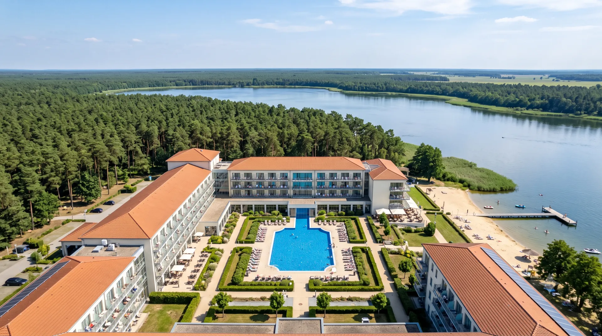 Luftaufnahme eines Hotelkomplexes mit Pool und Terrasse